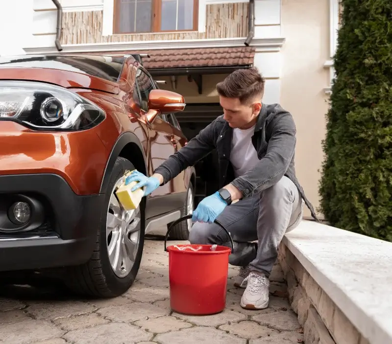 Lavage auto à domicile Plaimpied-Givaudins : professionnel intervenant sur un véhicule